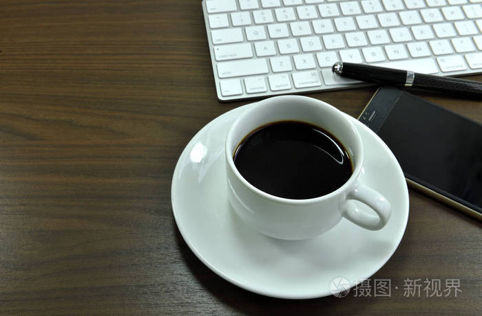 办公桌桌上有黑色咖啡杯. 顶部视图,复制空间