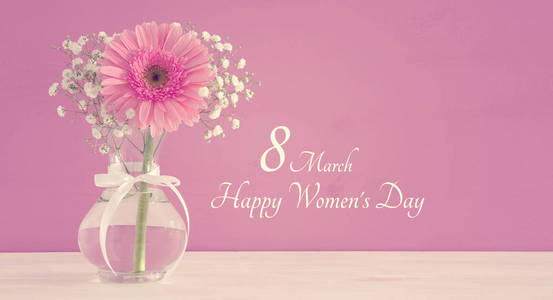 国际妇女节概念的意象与美丽的花朵在花瓶上的木桌上
