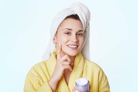 阳性年轻女性用毛巾头, 在浴室后干燥头发, 敷在脸上, 显示其良好的效果, 有清新, 柔软, 健康的皮肤, 隔离过白色背景
