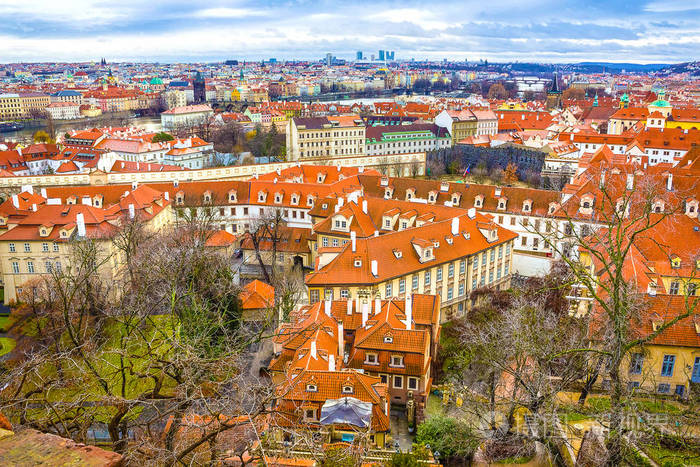 捷克布拉格老城屋顶的空中全景