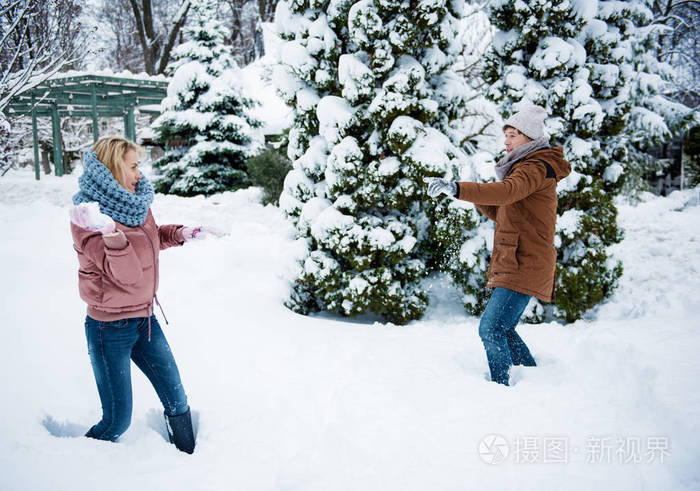 快乐的男人和女人在冬天玩雪