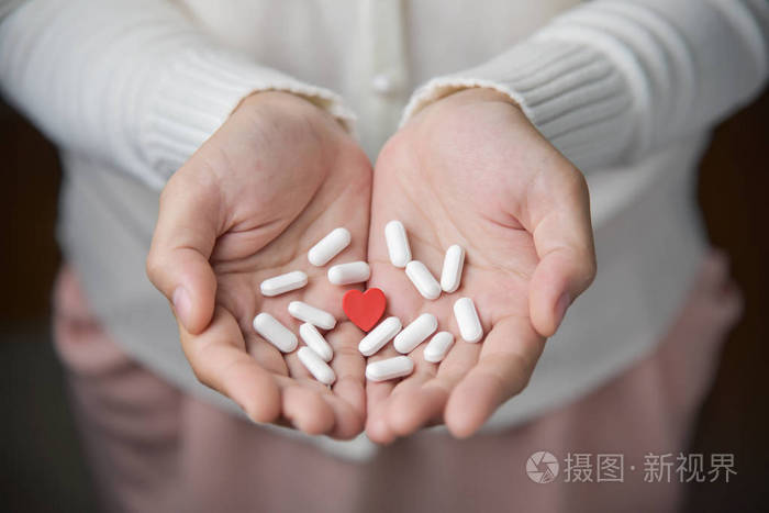 女性手中握着药丸