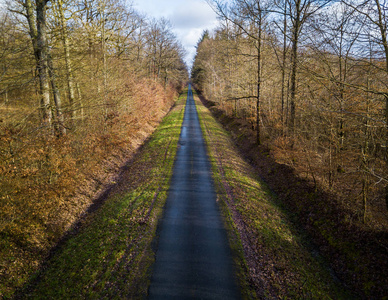 狭窄道路鸟瞰图