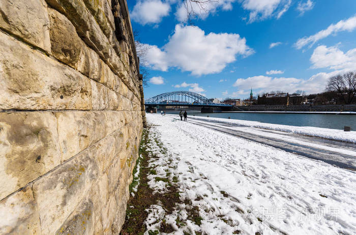 伯纳特卡大桥vistula河长廊阳光明媚的冬日雪克拉科夫波兰