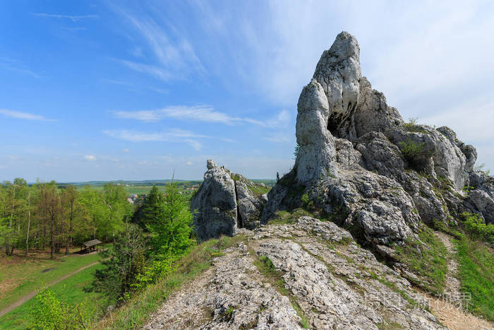 波兰Ogrodzieniec附近春季景观中的石灰石岩石