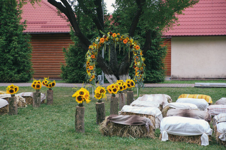 中式乡村景墙带有向日葵和木制装饰品的婚礼用花式乡村拱门照片