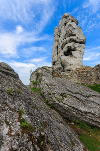 波兰Ogrodzieniec附近春季景观中的石灰石岩石