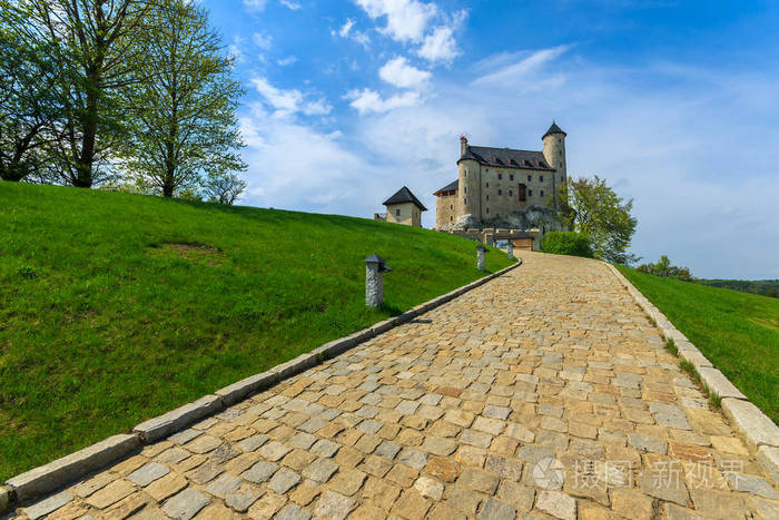 波兰春季通往博博堡城堡的鹅卵石步道
