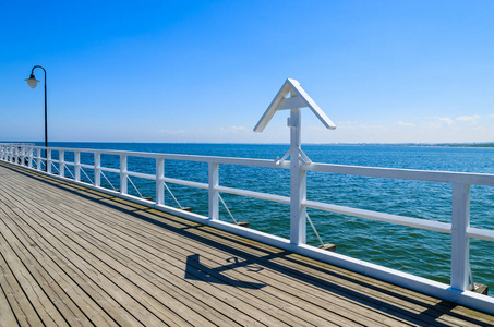 阳光明媚的夏日，波兰格迪尼亚奥洛沃波罗的海，白色木制码头