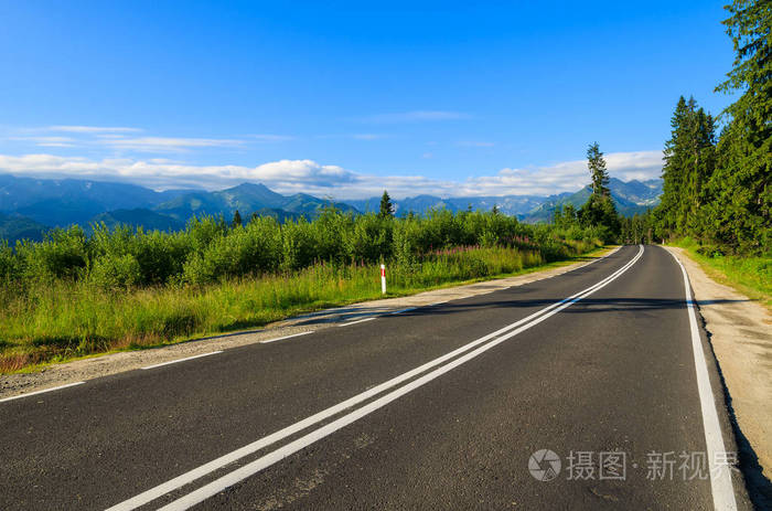 山区道路,莱萨波拉纳和莫尔斯基奥科高塔特拉山,波兰.