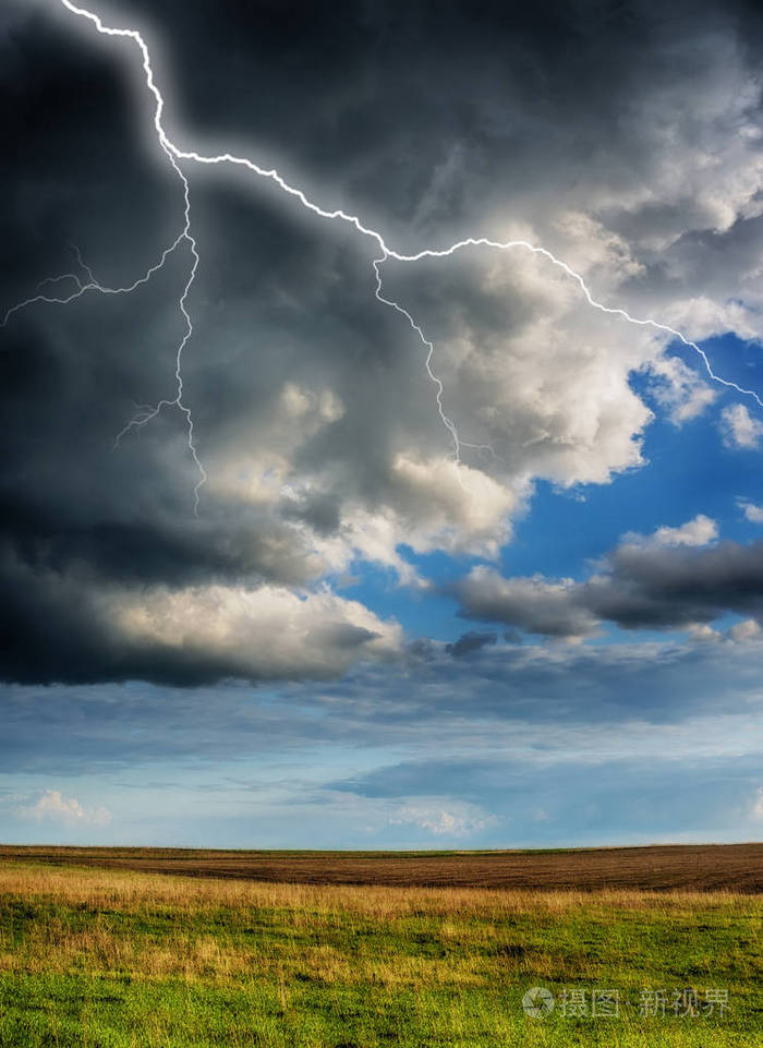 雷鸣般的天空天空中的闪电乌云密布