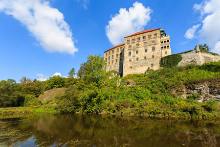 美丽的pieskowaSkala城堡位于波兰小湖