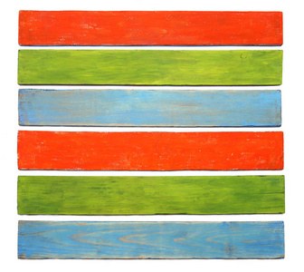 红色绿色蓝色条纹木板隔离在白色背景上。 古老的彩色木板表面的顶部视图。