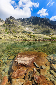 斯洛伐克塔特拉山高山湖泊中的石头