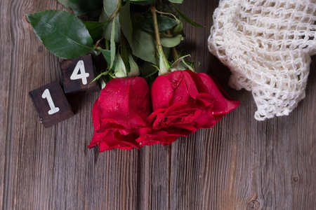 浪漫的背景，与红玫瑰的木桌旁边，顶视图