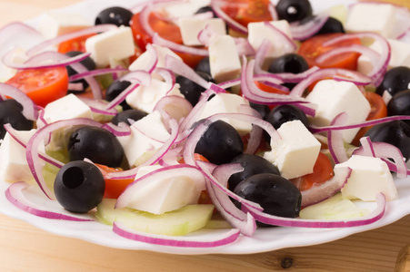 希腊沙拉配蔬菜羊乳酪洋葱和黑橄榄