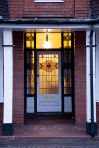 英国沃尔弗汉普顿的老门。旧生锈的门视图。