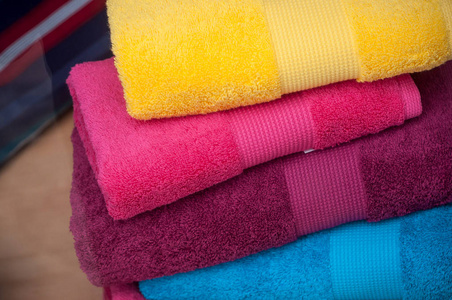 五颜六色的浴巾堆在商店