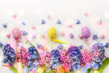 风信子和复活节彩蛋的花卉组合