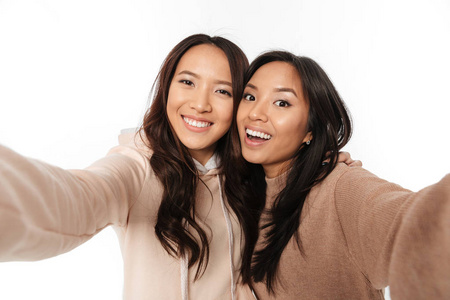 两个亚洲快乐的积极的女士姐妹