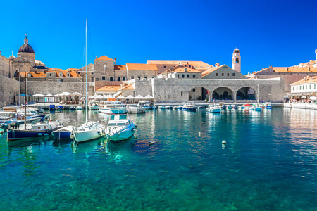 克罗地亚杜布罗夫尼克夏季风景。 dubrovnik老城欧洲著名的欧洲旅游胜地克罗蒂亚南部的海港海滨景观。