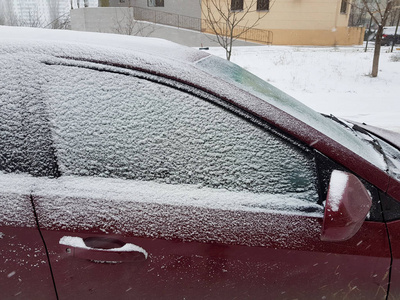 汽车在雪边看在门窗口关闭图片