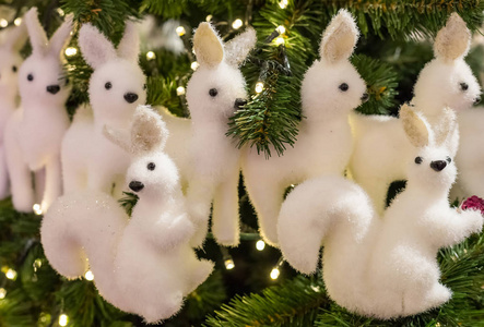 一排白鹿，许多数字和两种蛋白质，黑色的眼睛装饰圣诞节。