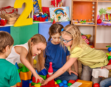 儿童幼儿园中的构建基块。组孩子玩玩具地板