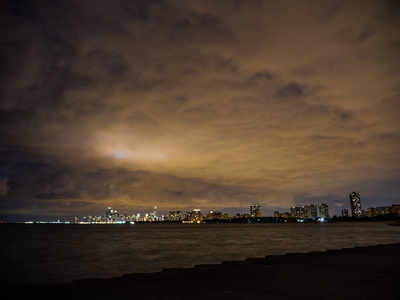 美丽的夜晚，长时间的曝光照片，五颜六色的灯光在芝加哥城市天际线与密歇根湖的前景和多云的天空，就在日落后。