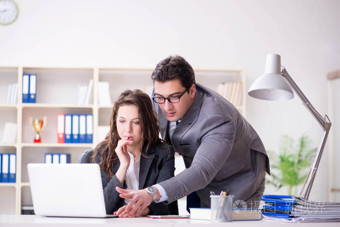 不开心的老板和他的秘书聊天