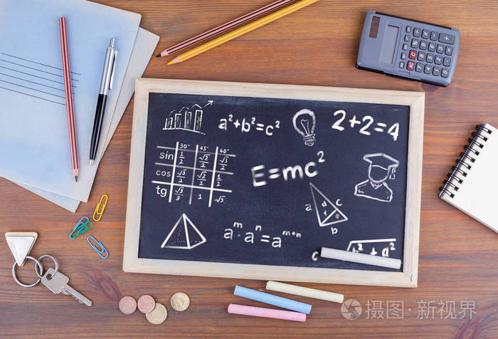 照片 数学公式, 教育和知识概念.木制办公桌上的黑板.jpg