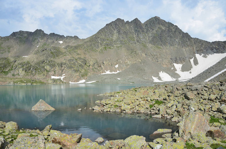 俄罗斯高加索地区阴天的多山的灌木湖