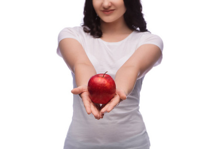 身体部分的黑发女孩抱着红苹果, 孤立