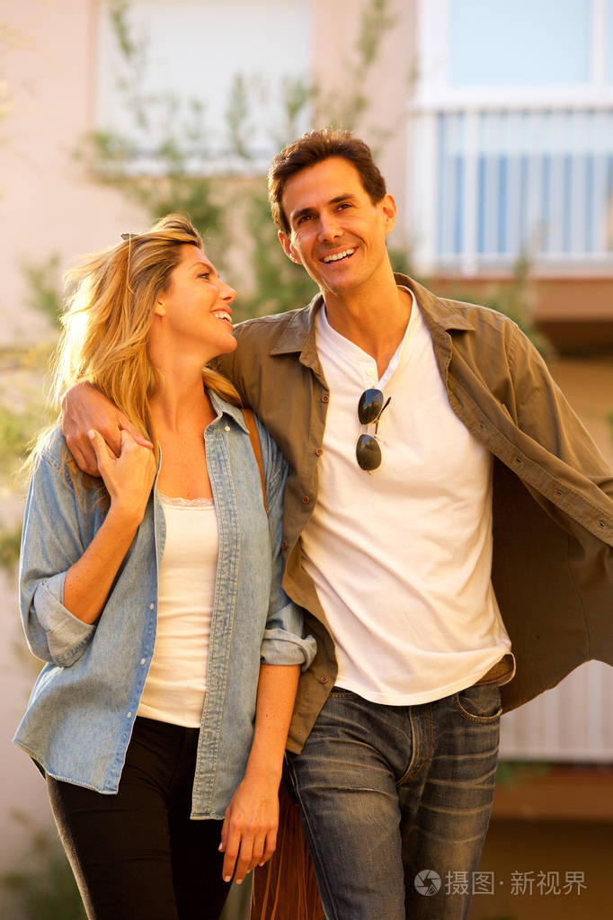 一对幸福的夫妇在约会时一起散步笑的画像照片-正版商用图片112bnc-摄