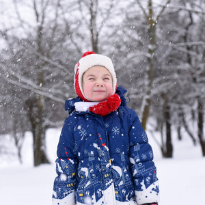 一个微笑的小女孩在享受冬天和雪