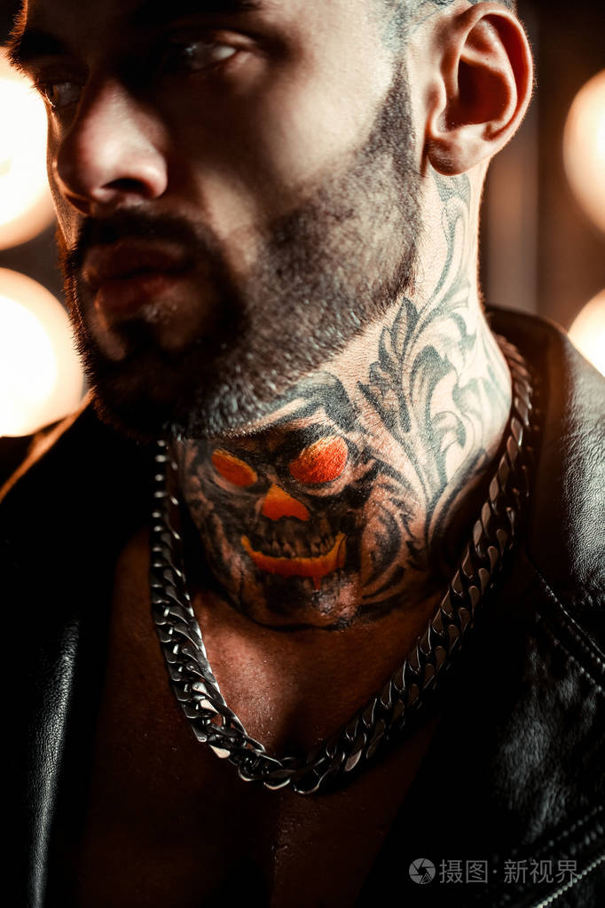 性感特写肖像的残酷英俊的男性模特在时尚皮夹克和黑胡子.