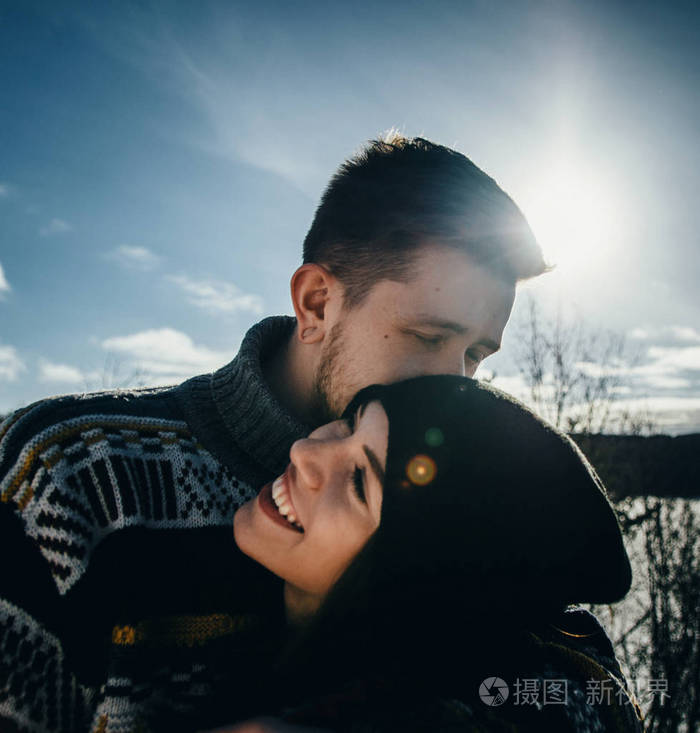 幸福情侣拥抱年轻男子抱着一个女孩