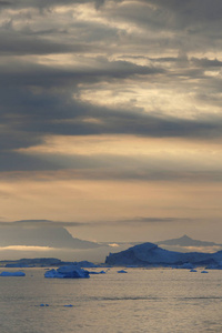 地球的极地区域。各种形式和大小的冰山。气候变化和地球年平均温度的增长。减少极地冰和灾难性解冻的面积。