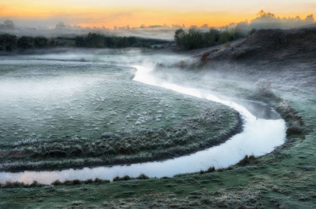 秋天的早晨。雾蒙蒙的黎明靠近风景如画的河流