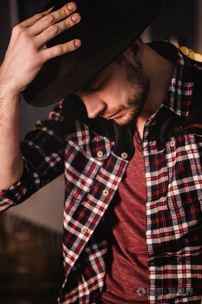 戴黑帽子的男人微笑的男孩的肖像演播室射击乡村色彩生活照片