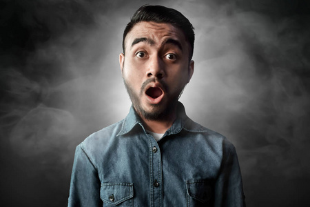 烟亚洲男人亚洲男人惊讶的表情照片