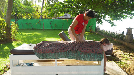 女人做按摩的女孩在亚洲。印度尼西亚, 巴厘岛