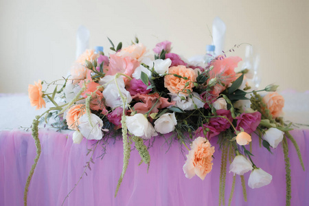 婚礼桌上装饰着鲜花