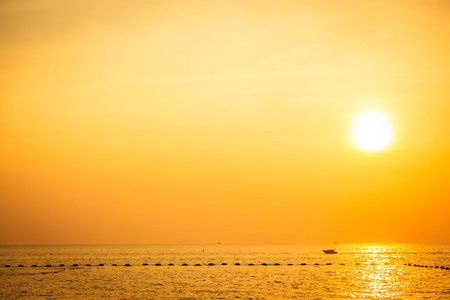 海滩和海边的美丽日落