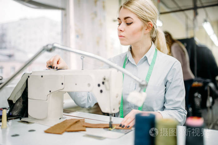 服装厂针线活或车间缝纫女工的裁缝或裁缝