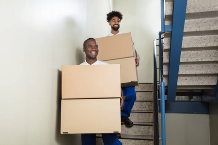 搬运货物上楼梯图片