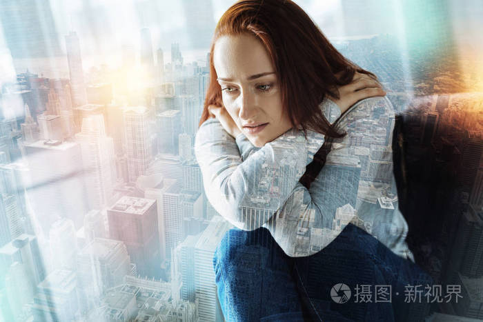 哭泣的妇女拥抱她的肩膀和看入距离
