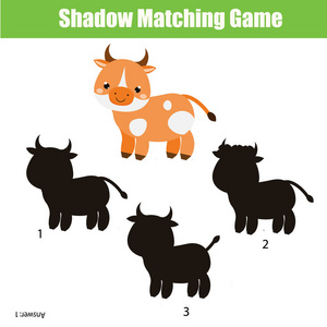 为牛找到正确的影子. 学龄前儿童和托德的活动. 农场动物主题照片