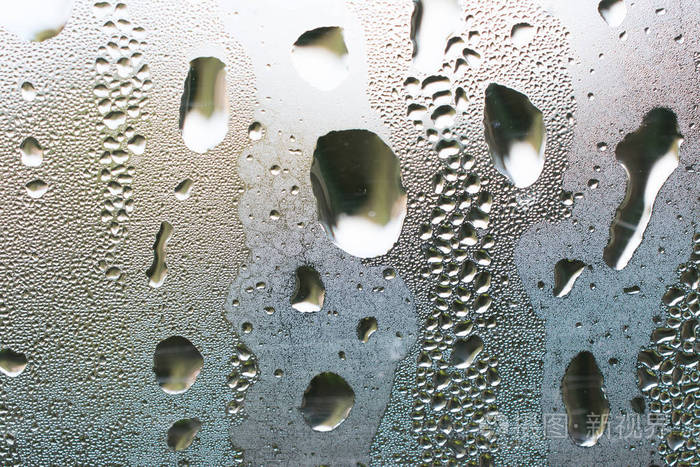 在窗户的冰冷玻璃的水蒸气冬季背景