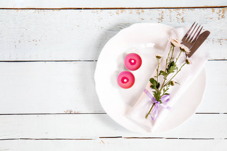 白色空盘子, 粉红色菊花花, 两个粉红色的蜡烛